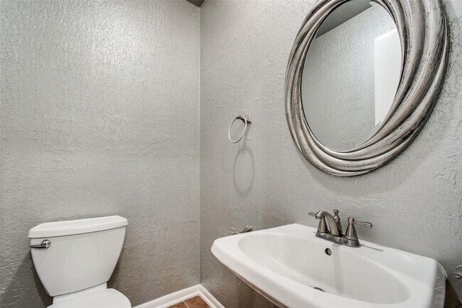 Building Photo - 11658 Lakeside Park Dr