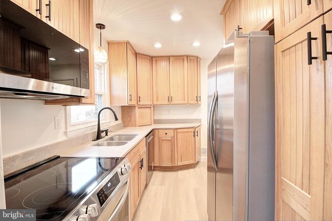 Primary Photo - 915 Shawnee Dr