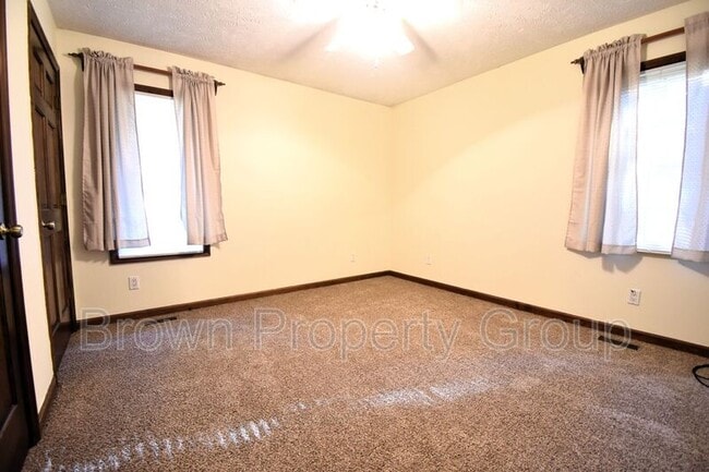 Building Photo - 901 Fredonia Dr
