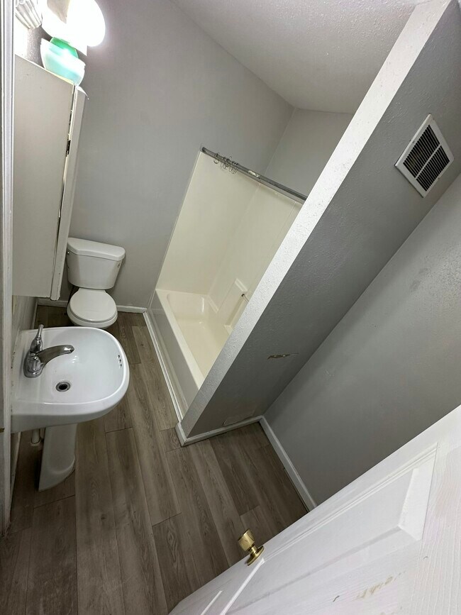 Building Photo - 1767 Pine St