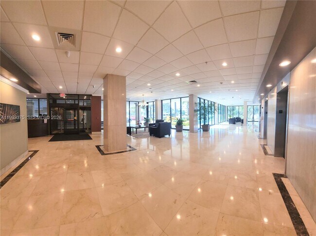 Building Photo - 400 Kings Point Dr