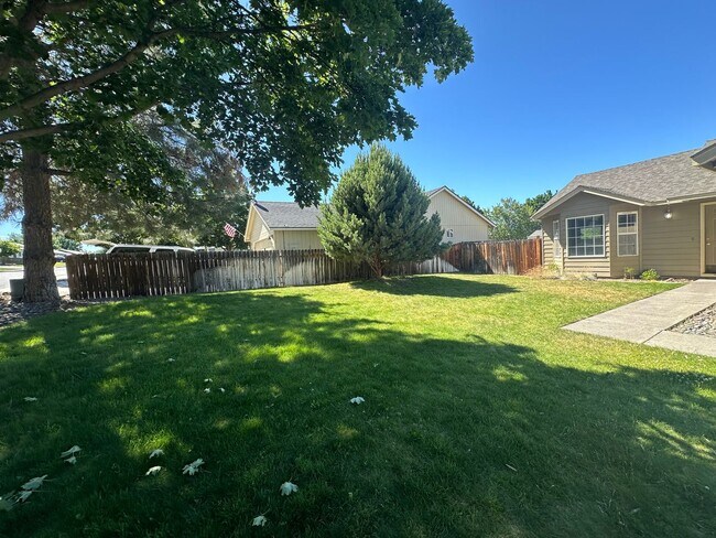 Building Photo - Cozy 3 Bed 2 Bath Home in SW Redmond!