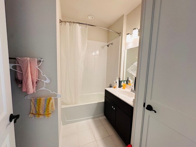 Building Photo - Modern 3 Bedroom, 2.5 Bath Townhouse