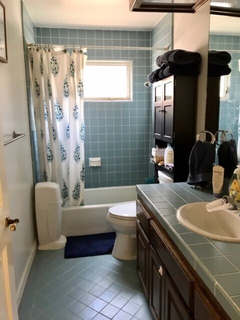 Bath next to second bedroom - 711 Kline St
