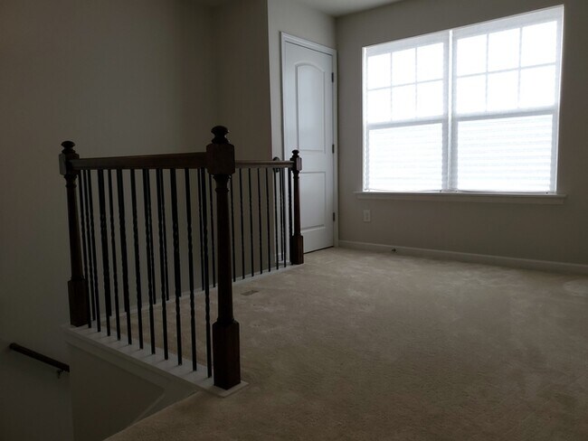 Building Photo - 2 Bedroom, 2.5 Baths End unit Townhome located in Townes at University East