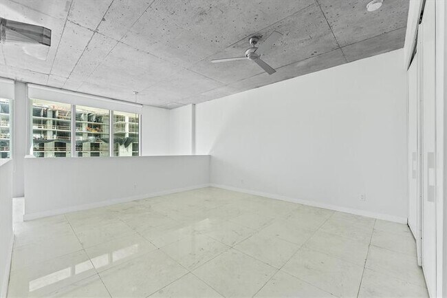 Building Photo - 690 SW 1st Ct