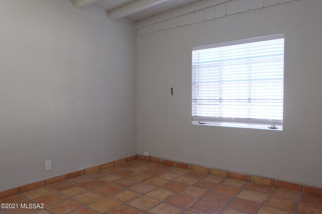 Building Photo - 3941 E Louis Ln