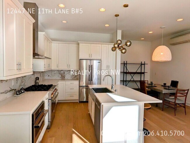 Building Photo - 12447 NE 11th Ln