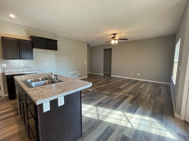 Building Photo - Upscale 3 Bed/2 Bath/3 Car Garage Availabl...