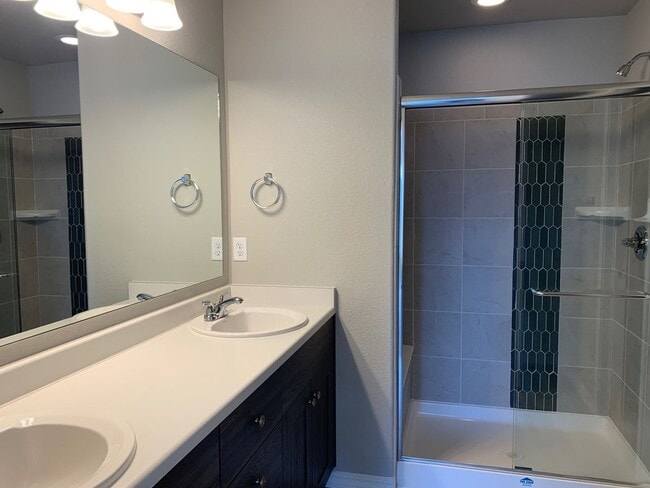 Building Photo - 3 BEDROOM TOWNHOME LOCATED in the The Town...