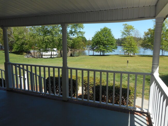 Building Photo - Lake Front 2-Bedroom Home on Beautiful Lak...