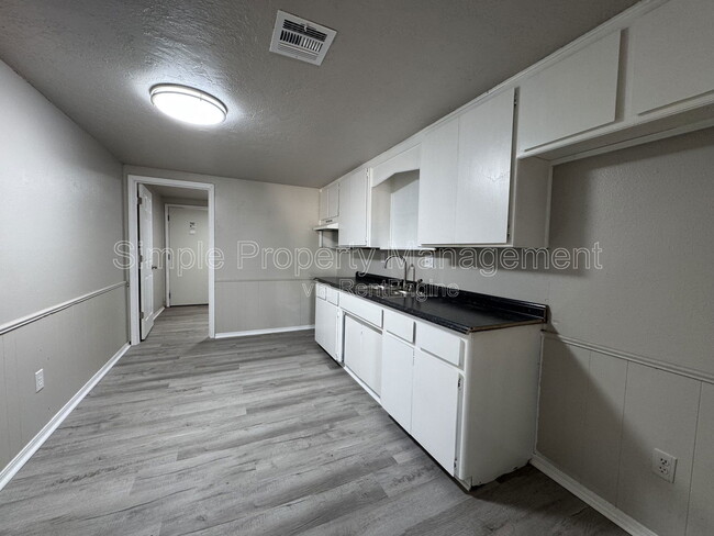 Building Photo - 2403 Muzzy St