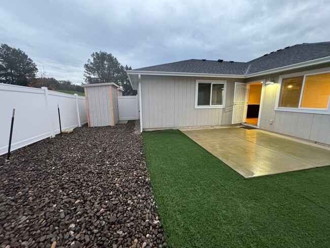 Building Photo - Green area 3 Bedroom 2 Bath Duplex with Ga...