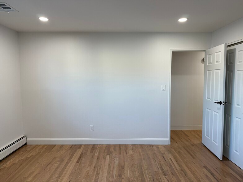 Building Photo - 6 Oak Ln