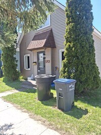 Building Photo - 2 Bedroom Home - Open August 1st!