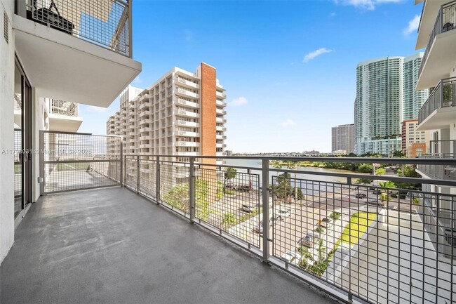 Building Photo - 2150 N Bayshore Dr