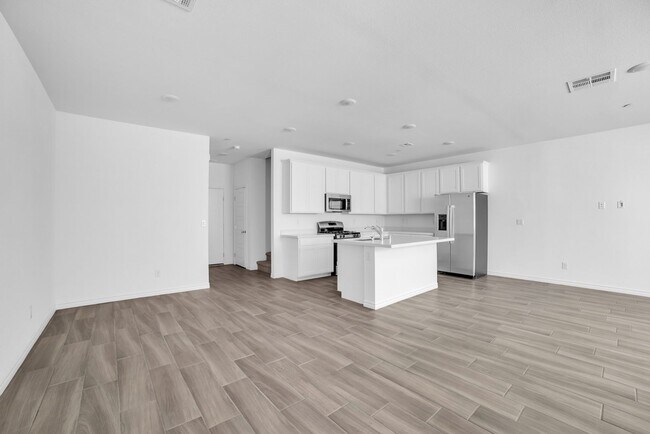 Building Photo - Stunning Home Located in the Desirable Bla...