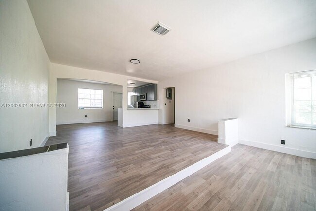 Building Photo - 533 NE 67th St