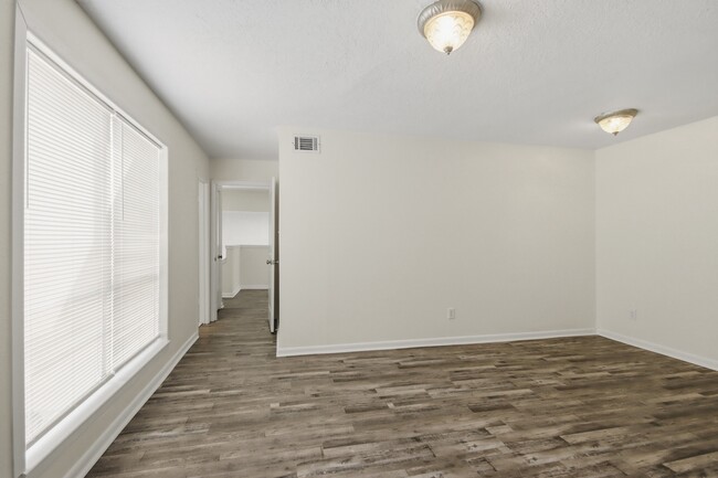 Building Photo - 20315 Sunny Shores Dr