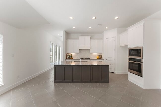 Building Photo - 26545 Pioneer Pointe Ct