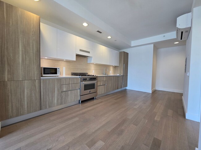 Building Photo - Luxury Urband Living - Top Level Linea Condo with 2 Bed / 2 Bath