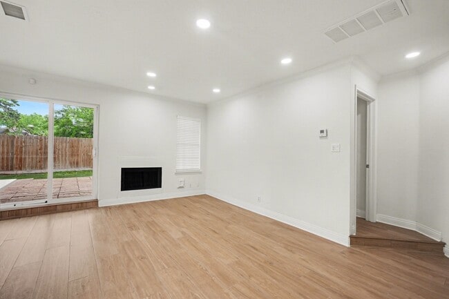 Building Photo - 8303 Lake Crystal Dr