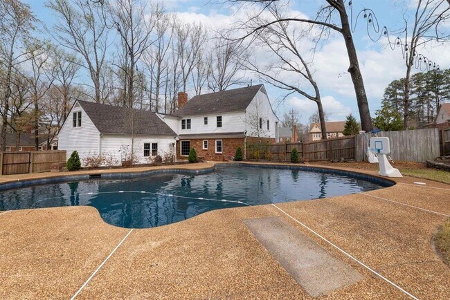 Building Photo - 8441 Dogwood Rd
