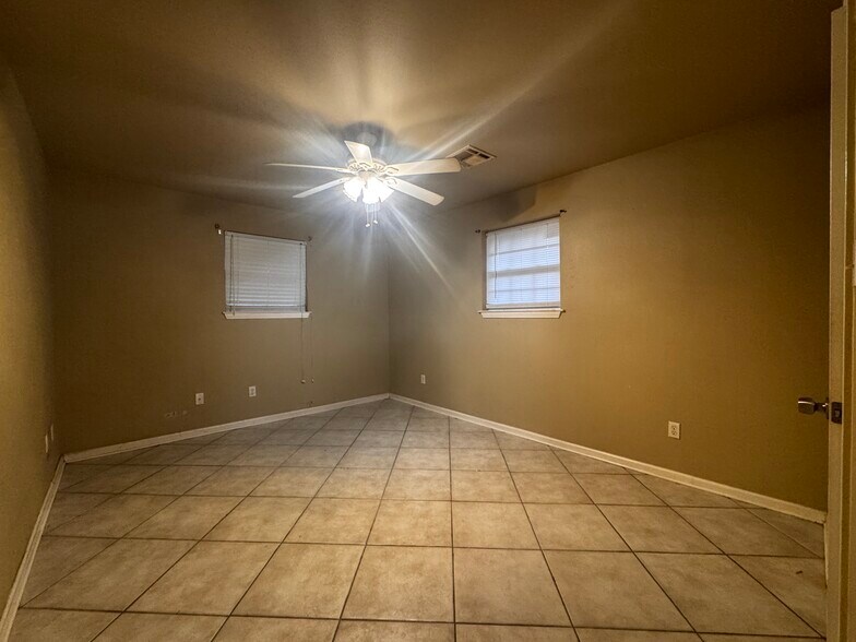 Building Photo - 8508 Valor Dr