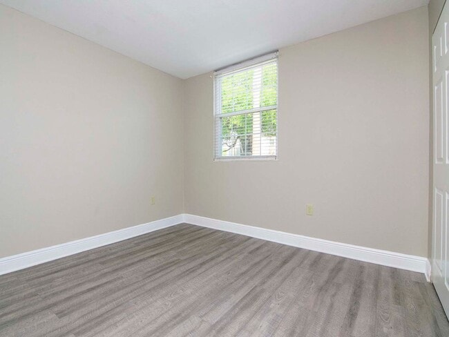 Building Photo - Ground Floor - Corner/End Unit - Upgraded ...