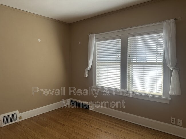 Building Photo - 127 Regan St
