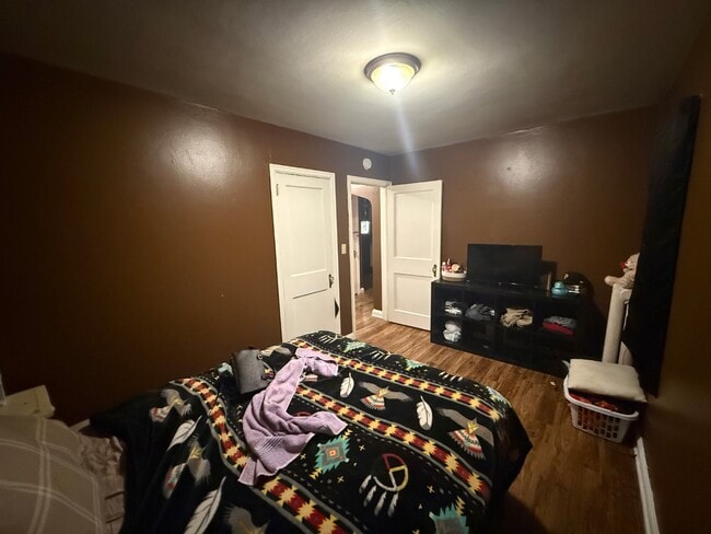 Building Photo - 602 E 7th St