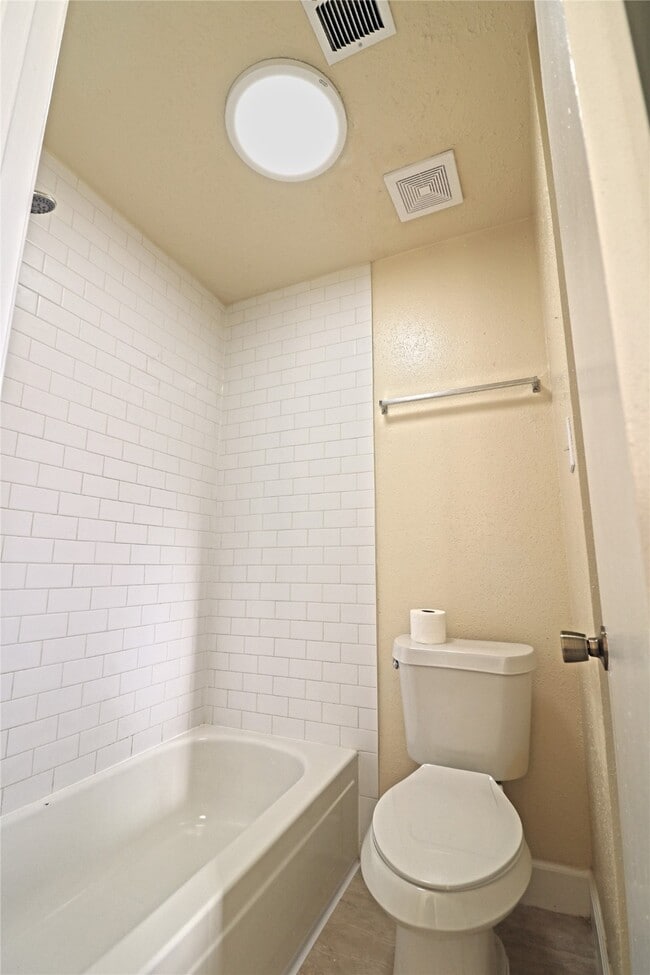 Building Photo - 7603 Loro Linda Dr