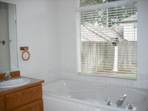 Building Photo - Ranch Style 3 Bedroom/2 Bath Home With Uni...