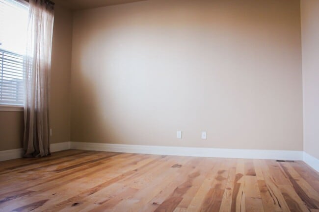 Building Photo - Meticulously maintained townhome on August...