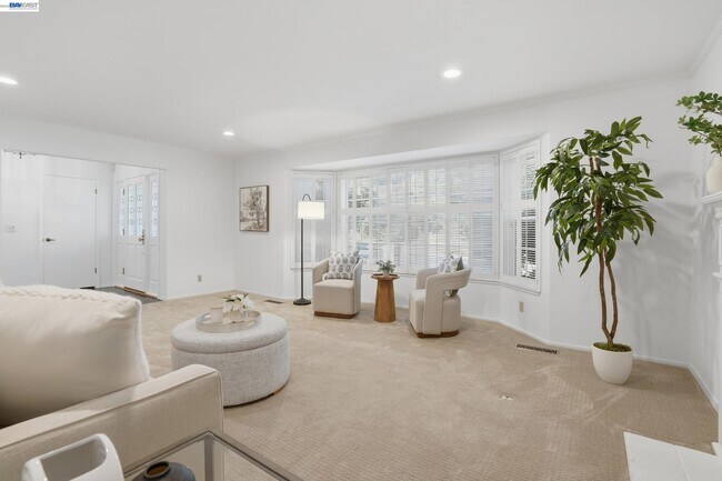 Building Photo - 2402 Royal Oaks Dr