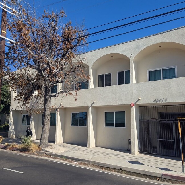 Building Photo - 14411 Vanowen St