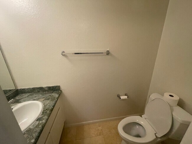 Building Photo - Bright and Spacious End-Unit Townhome in t...