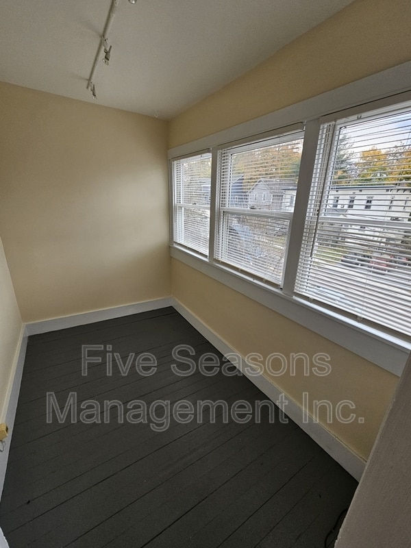 Building Photo - 465-467-467 Colchester Ave