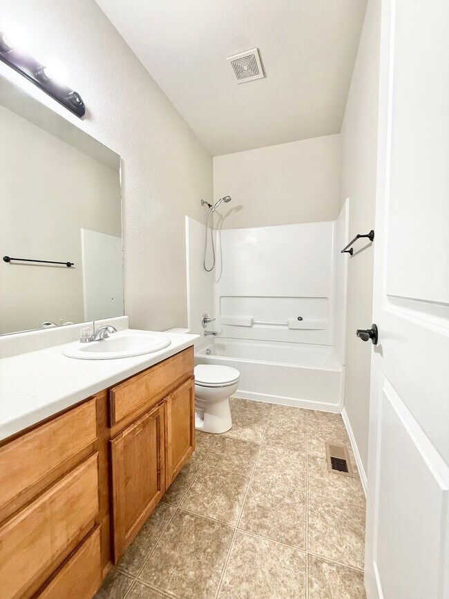 Building Photo - Move in ready home on Keagster