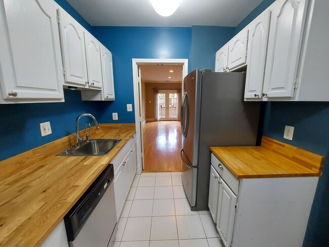 Building Photo - Quaint two-level 2br/2.5br condo for rent ...