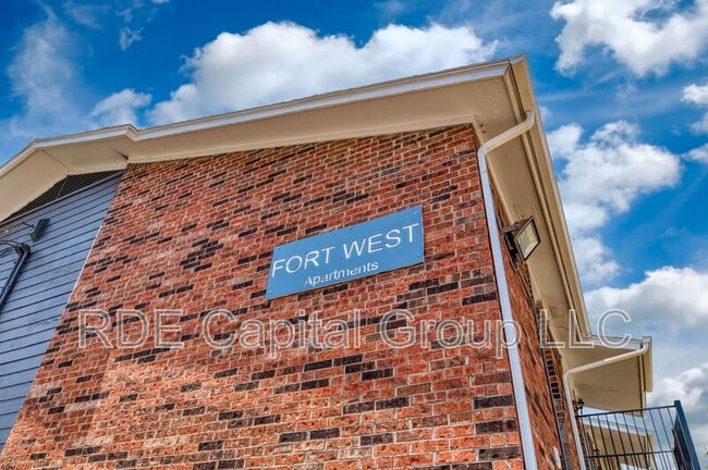 Building Photo - 8009 W Elizabeth Ln