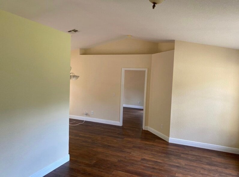 Building Photo - 580 5th St SW