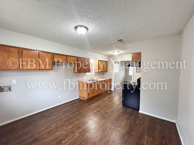 Building Photo - 1603 S Hall St