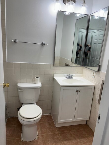 Building Photo - 5920 N Kenmore Ave