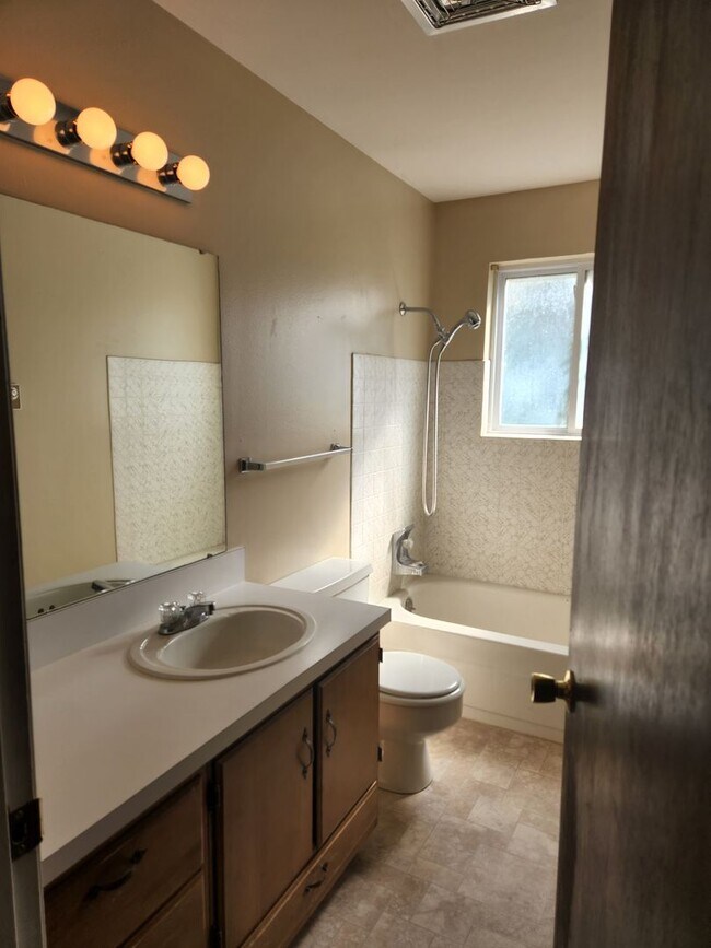 Building Photo - 48th Ave 3br 2ba w/garage