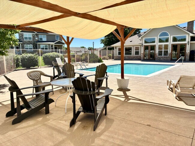 Building Photo - ***2 WEEKS FREE***West Greeley Spacious Townhome With New Carpet!