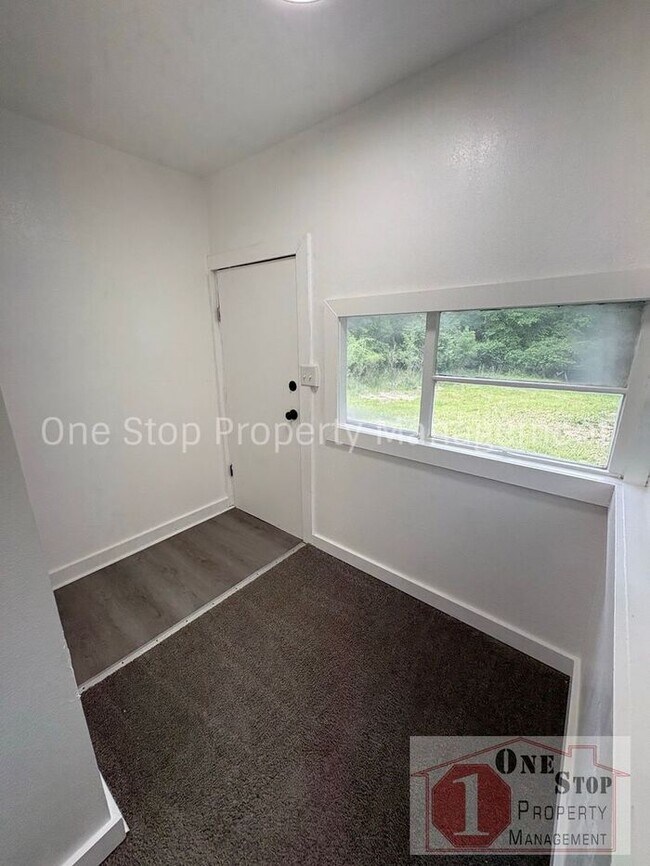 Building Photo - Beautiful 3 Bedroom 2 Bathroom in Kansas City!