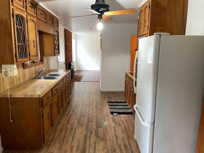 Building Photo - 3 bed 2 bath home