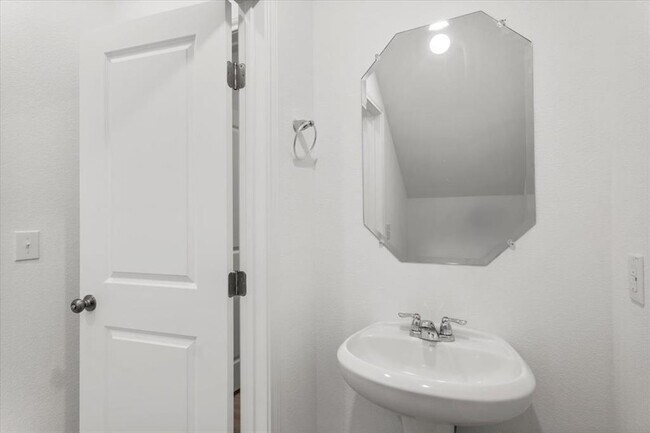 Building Photo - 13916 Ausarina Trce