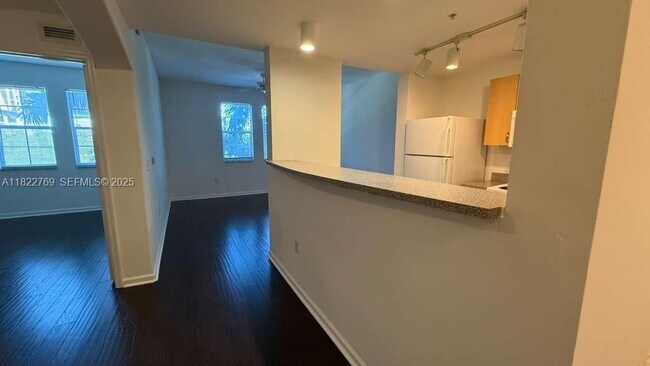 Building Photo - 533 NE 3rd Ave